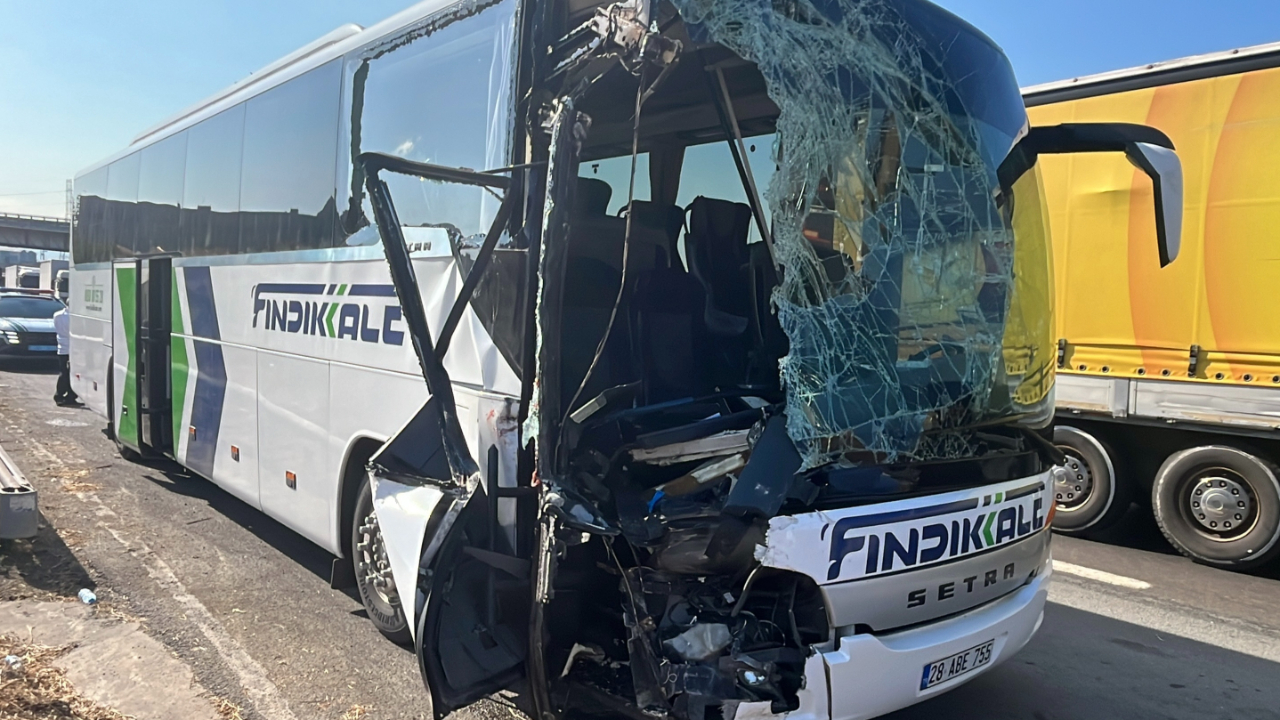 Kocaeli'de yolcu otobüsü kamyona çarptı; 1’i ağır, 7 yaralı