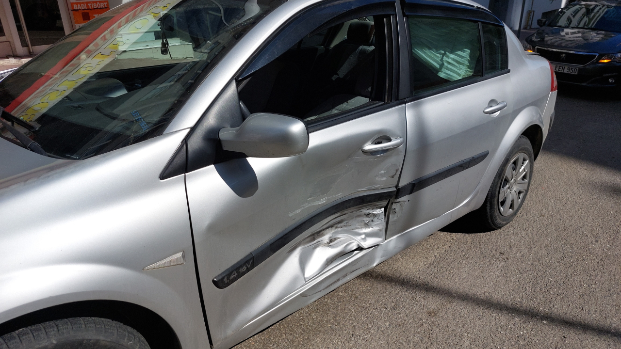Samsun'da ticari araç ile otomobil çarpıştı: 1 yaralı