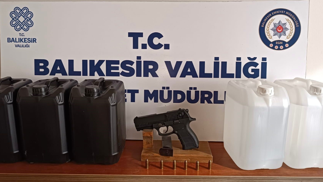 Bandırma’da ruhsatsız silah ve alkol operasyonu