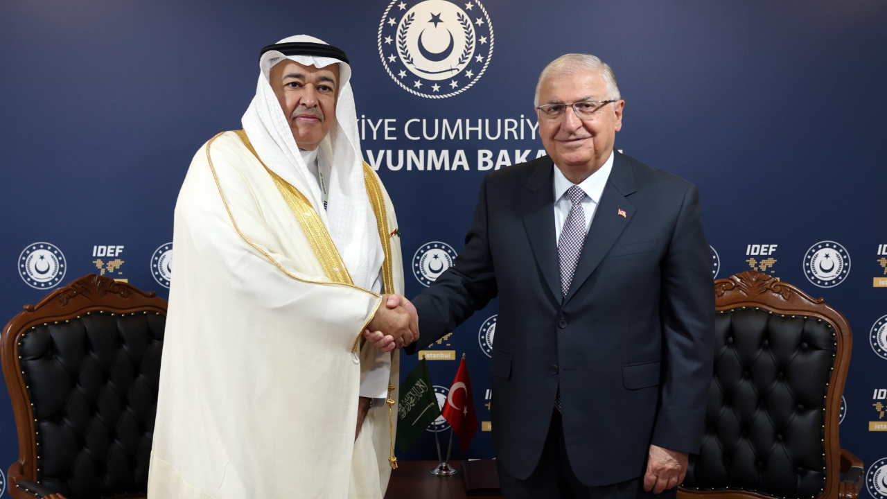 Bakan Güler, IDEF 2025'te temaslarını sürdürüyor