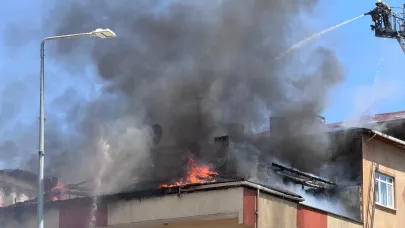 İstanbul'da çatıdaki yangın yan binaya sıçradı
