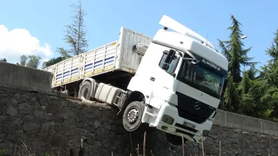 Freni boşalan tır istinat duvarında asılı kaldı
