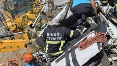 Bingöl’de hurda yüklü pikap devrildi