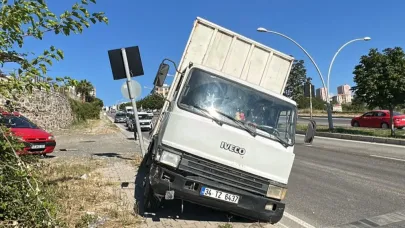 Kamyonun freni patladı: Sürücü kıl payı kurtuldu