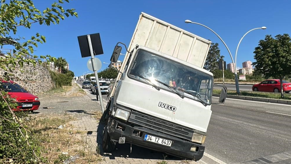 Kamyonun freni patladı: Sürücü kıl payı kurtuldu