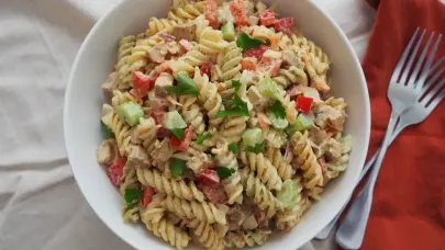 Yazın mutfağa girmeye üşenenlere serin salata tarifi!