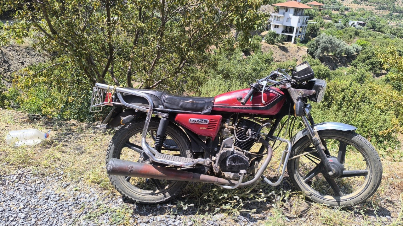Gazipaşa'da yangınla mücadele eden vatandaş, su tankerinin altında kaldı