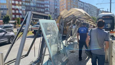 Tramvay durağına kepçe kolu çarptı: 1 yaralı