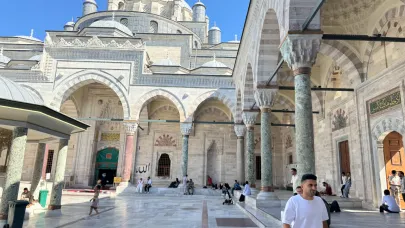 Sıcaklardan kaçan ziyaretçiler tarihi camilere sığındı