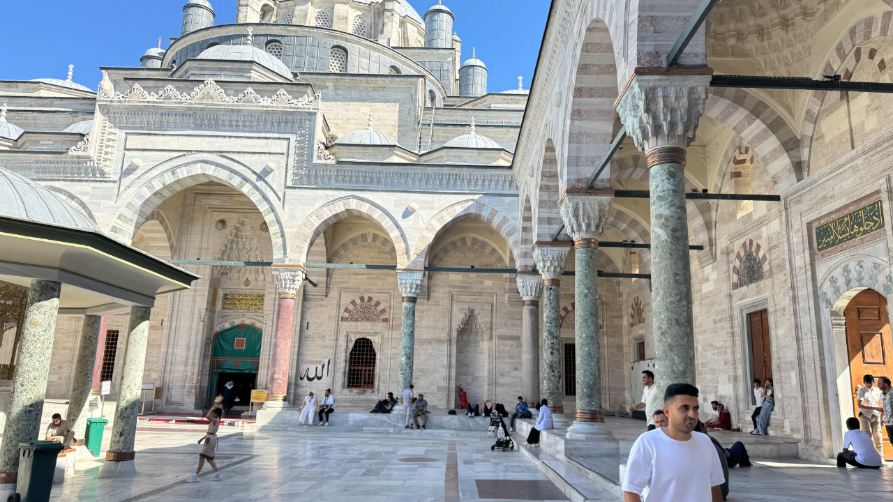 Sıcaklardan kaçan ziyaretçiler tarihi camilere sığındı