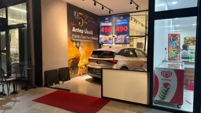 Küçükçekmece'de kontrolden çıkan araç pastaneye girdi