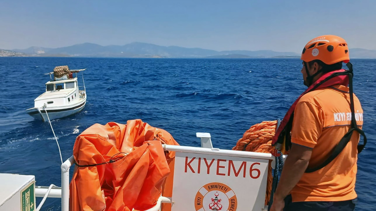 Akyarlar açıklarında sürüklenen tekne kurtarıldı