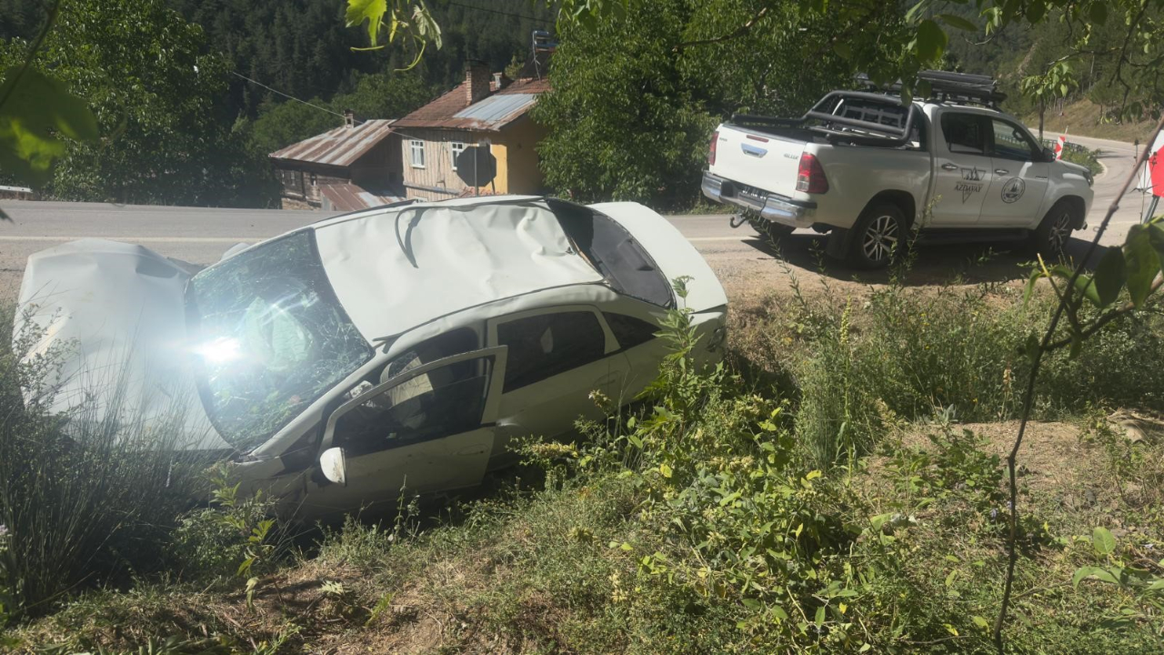 Virajı alamayan otomobil şarampolde takla attı