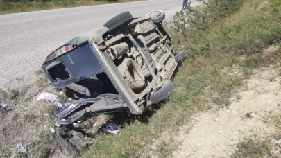 Mucura kapılan araç şarampolde takla attı: 2 yaralı