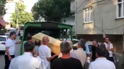 Anne ve babasını bıçaklayarak öldürdü