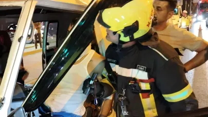 Mersin'de araçta sıkışan sürücüyü itfaiye kurtardı
