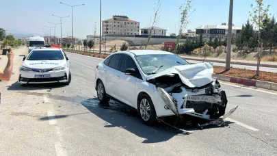 Otomobiller çarpıştı: 2 yaralı