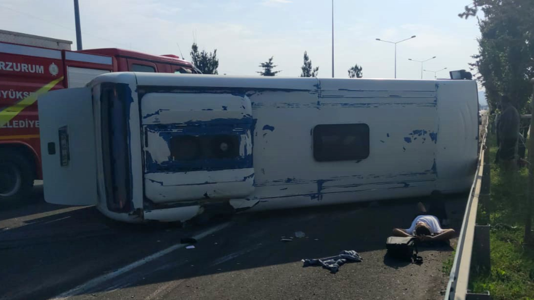 Kontrolden çıkan servis devrildi 6 yaralı