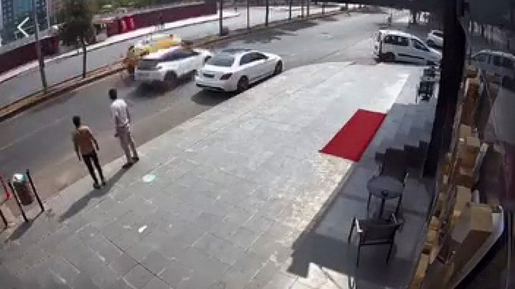Dikkatsiz sürücü kazaya neden oldu