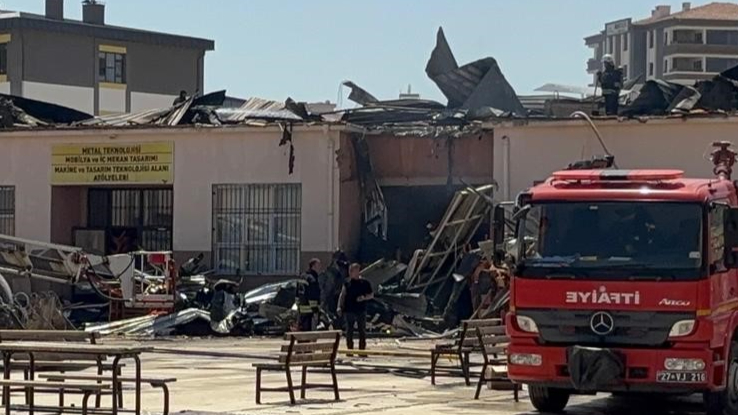 Lisenin mobilya atölyesindeki yangın söndürüldü