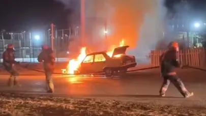 Seyir halindeki otomobil alev topuna döndü