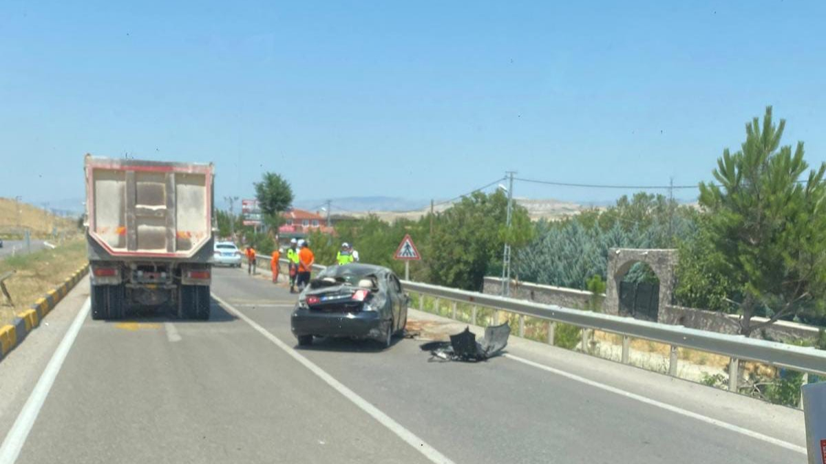 Kontrolden çıkan otomobil refüje çarptı: 1 yaralı