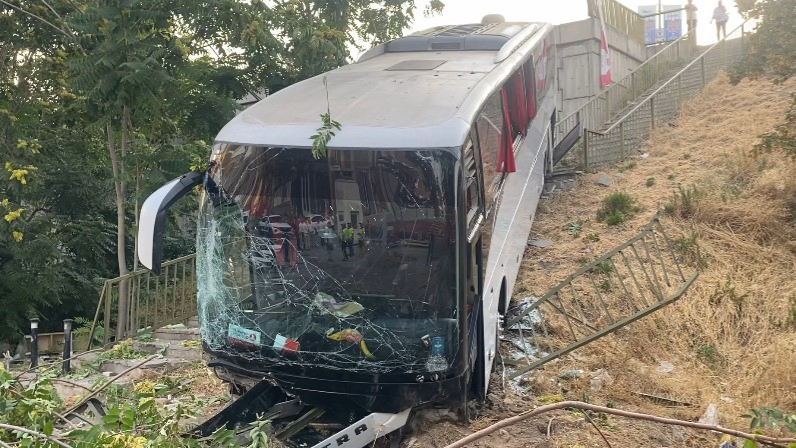 Servis otobüsü şarampole yuvarlandı: 8 yaralı