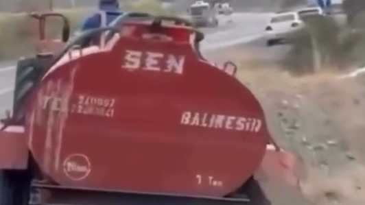 Harmancık'ta çiftçiden dayanışma: Patlak lastikle yangına su taşıdı