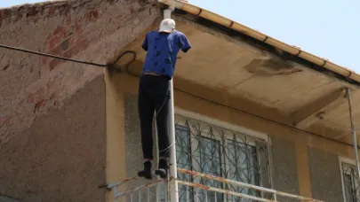 Balkona asılan cansız manken ceset sanıldı
