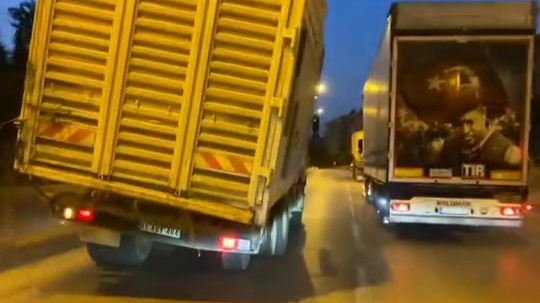 Trafikte dengesiz ilerleyen kamyon panik yarattı