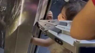 Küçük çocuk kolunu asansöre sıkıştırdı