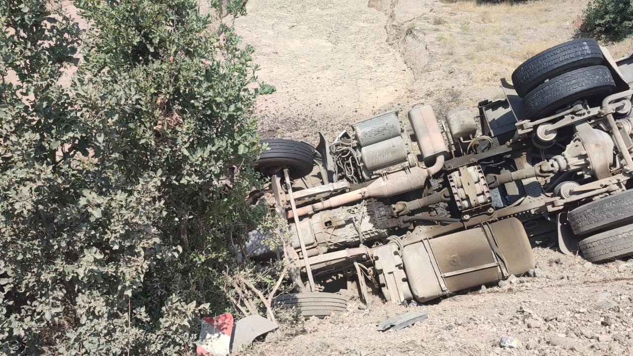 Elazığ’da tır devrildi: 1 yaralı