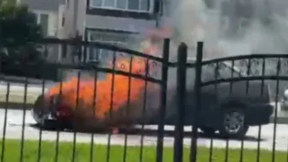 Samsun'da otomobili alevler sardı