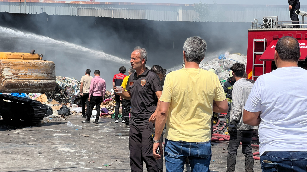 Geri dönüşüm fabrikasında yangın paniği