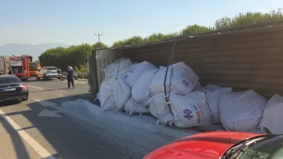 Bursa'da plastik hammadde yüklü kamyon devrildi