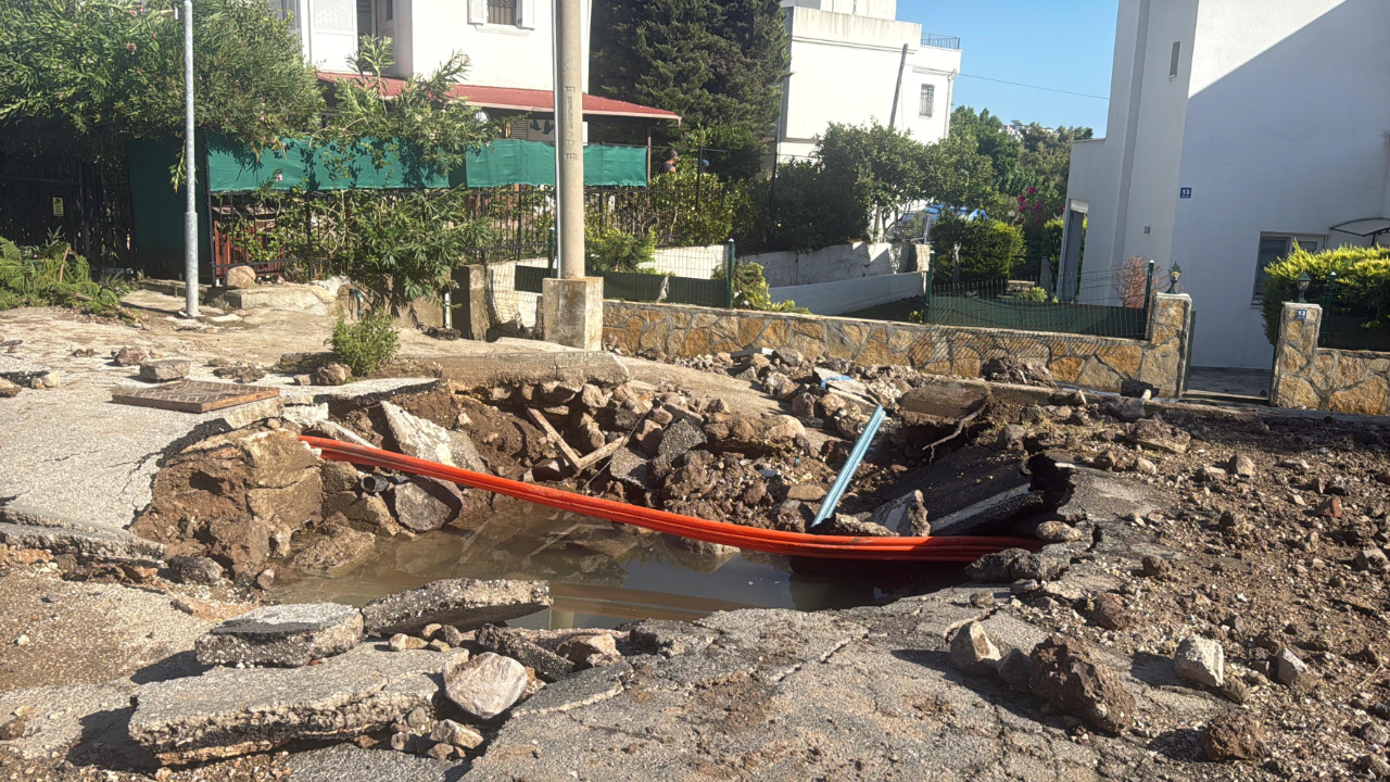 Bodrum'da ana su isale hattı patladı, yol çöktü