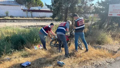 Şarampole yuvarlanan motosikletli kurtulamadı