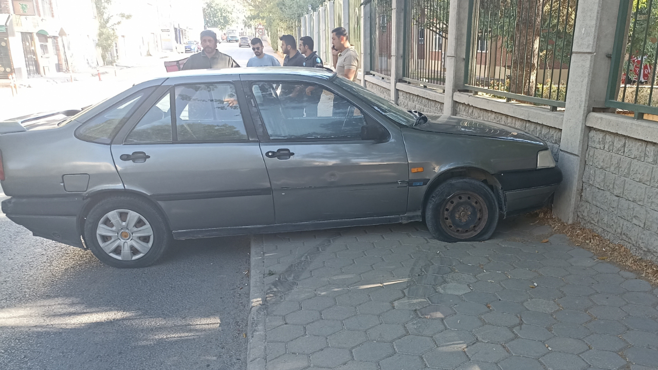 Durmak için duvara çarpan sürücü yaralandı