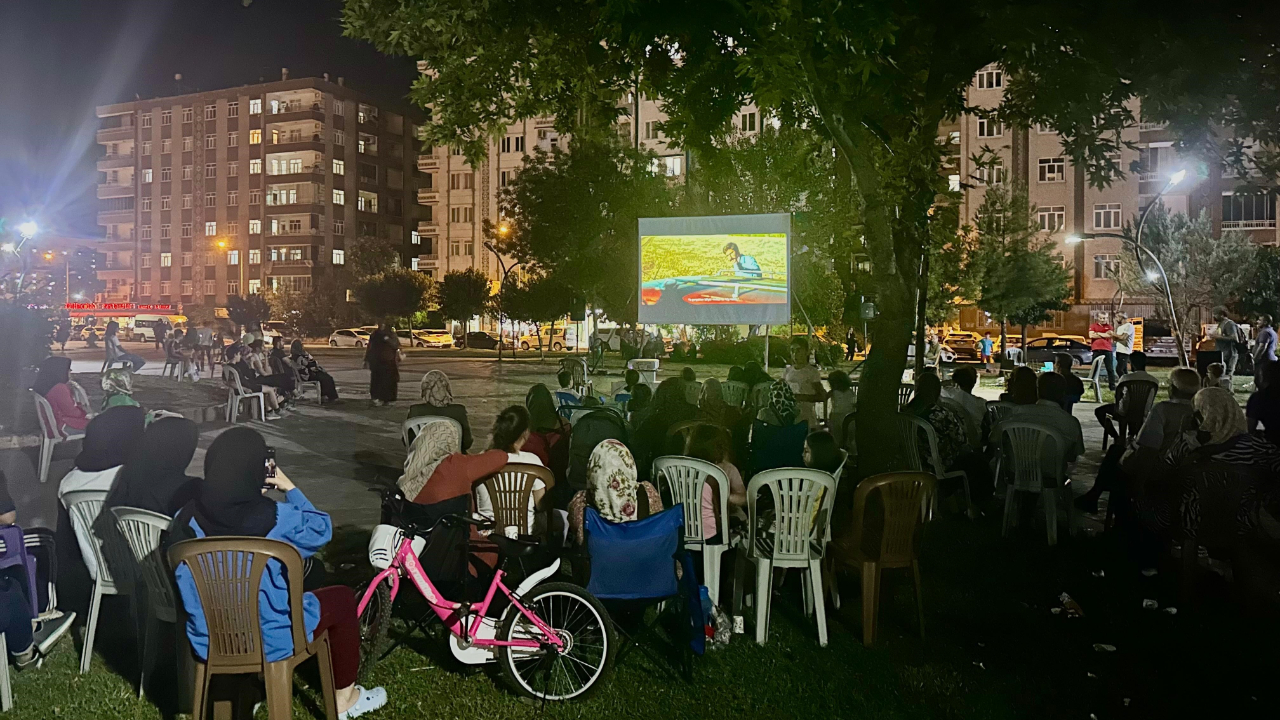 Diyarbakır'da açık hava sinema keyfi