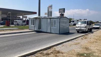 Yola konteyner düştü: Trafik felç oldu