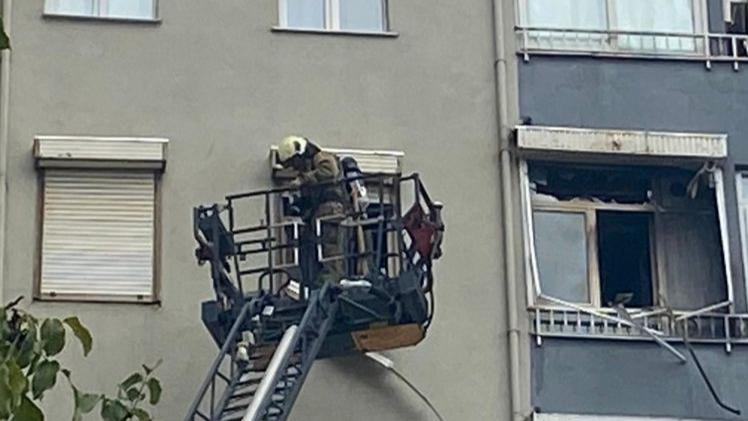 Alevler 10 katlı binayı sardı: 4 kişi ve bir kedi kurtarıldı