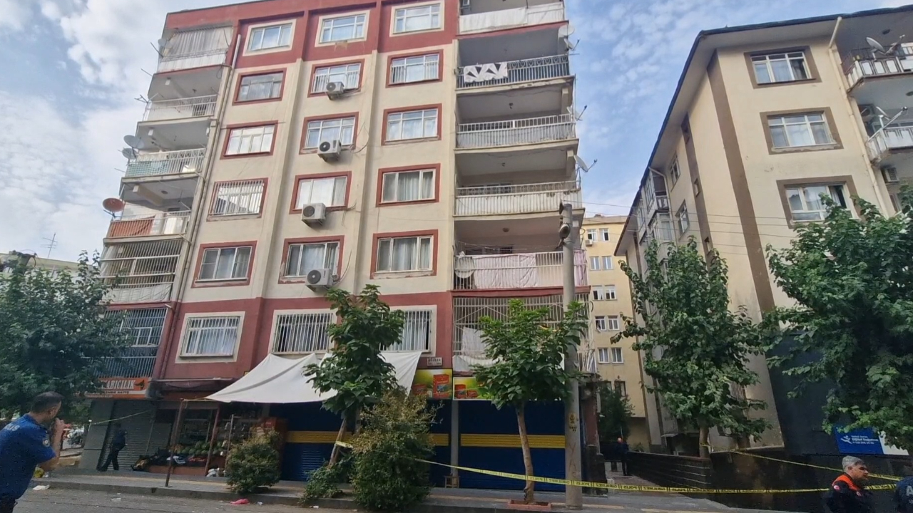 Diyarbakır’da tehlike saçan çatlak bina tahliye edildi