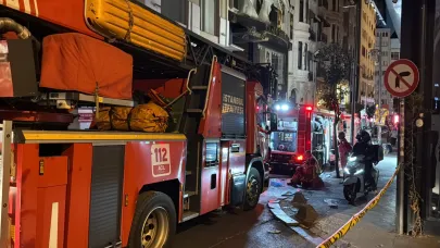 Beyoğlu'nda eğlence mekanı çatısında korkutan yangın
