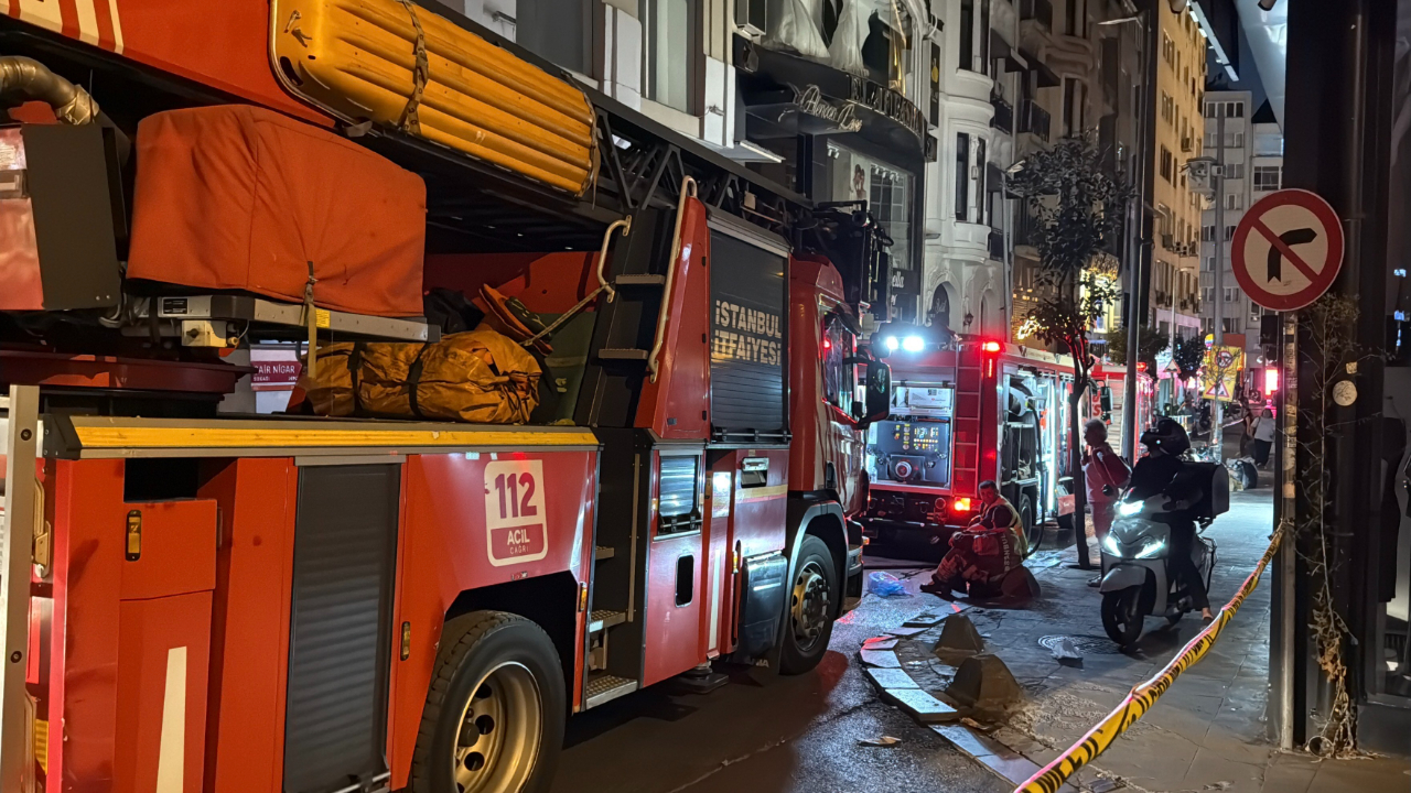 Beyoğlu'nda eğlence mekanı çatısında korkutan yangın