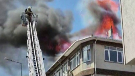 Üsküdar'da çatı yangını kameralara böyle yansıdı