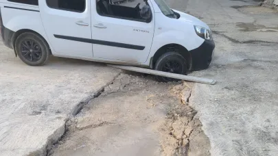 Araç çöken yolda mahsur kaldı