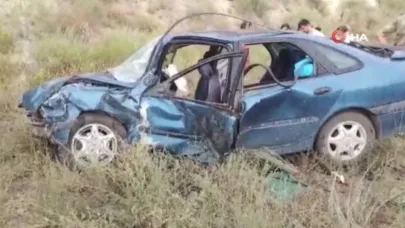 Araçlar kafa kafaya çarpıştı: 3 yaralı