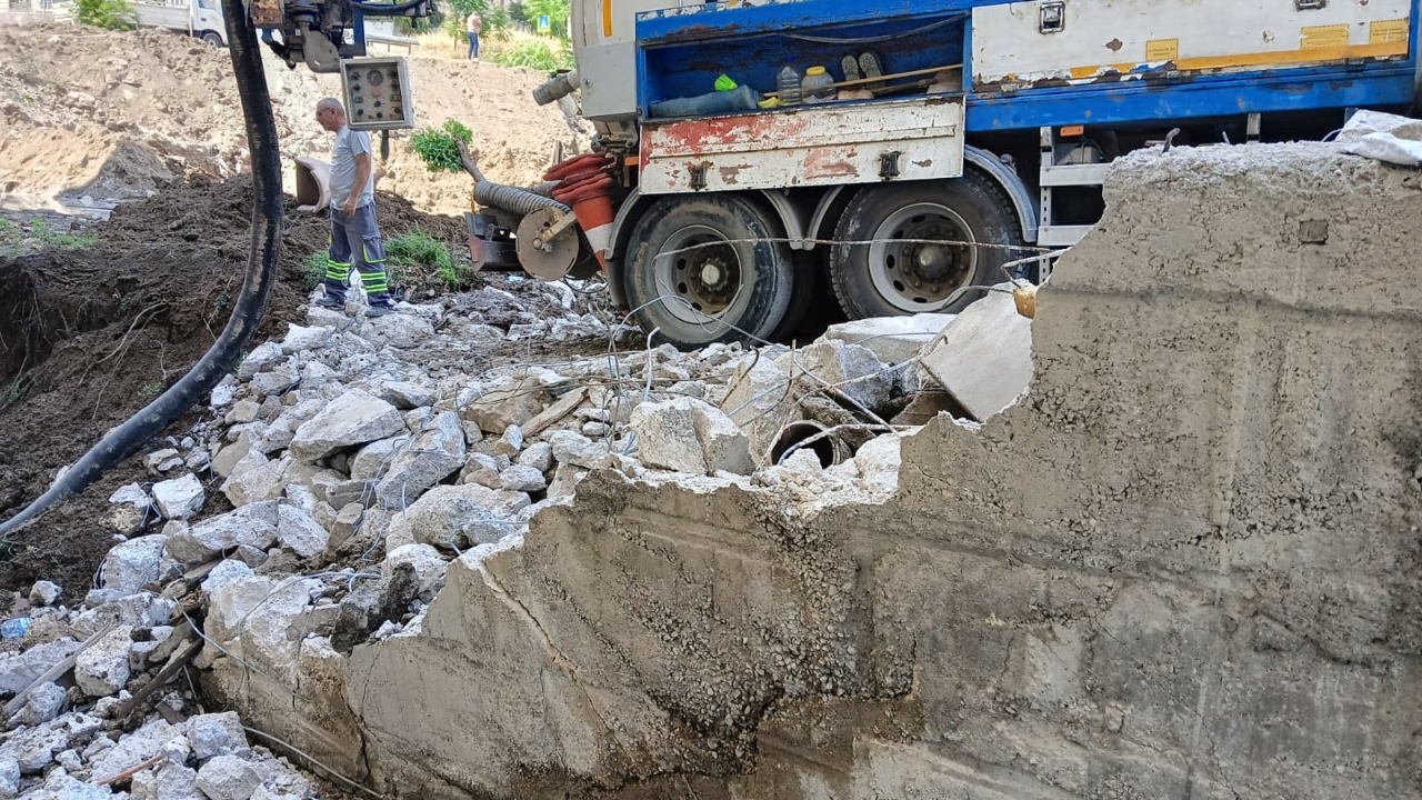 Su borusu patladı: İstinat duvarı yıkıldı