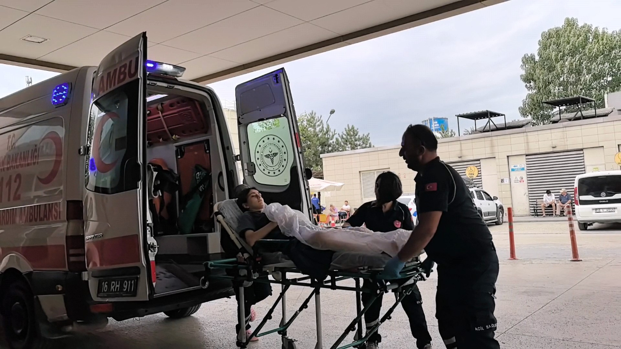 Bursa'da üzerine sıcak su dökülen market çalışanı hastanelik oldu