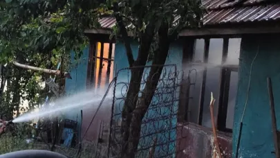 Alevler bir evi yok etti